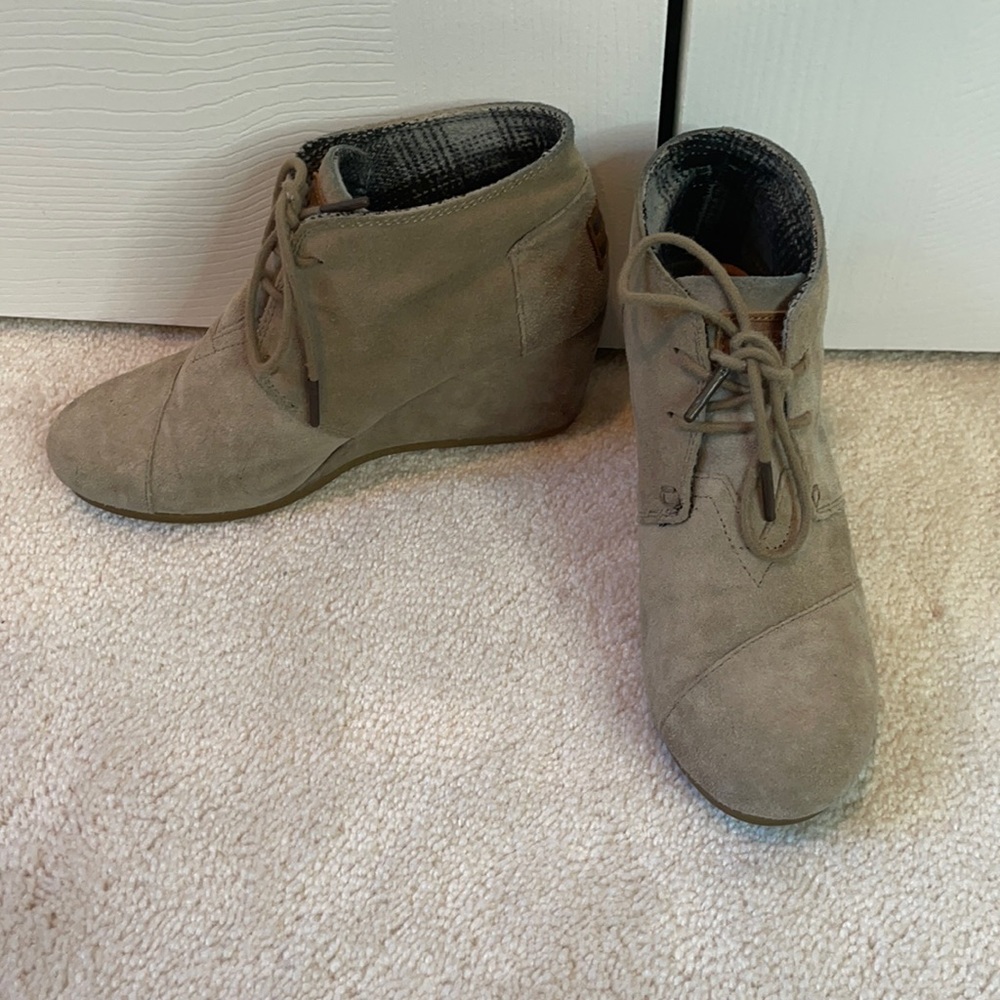 Toms Desert wedge booties